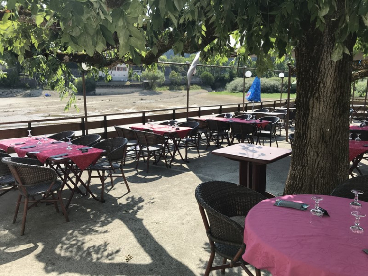 Restaurant en bord de lac avec une grande terrasse ombragée l'été, Villers-le-Lac, Hôtel-Restaurant Les Cygnes