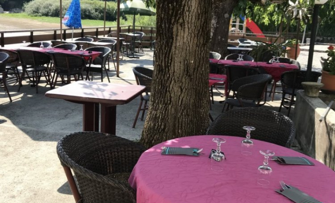 Terrasse ombragée, Villers-le-Lac, Hôtel-Restaurant Les Cygnes