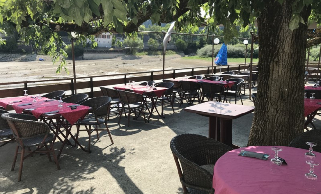 Terrasse ombragée, Villers-le-Lac, Hôtel-Restaurant Les Cygnes